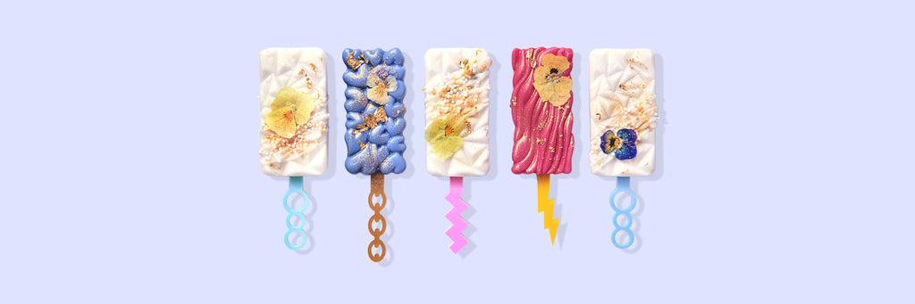 Cakesicles with Motif cakesicle sticks & molds on lila background