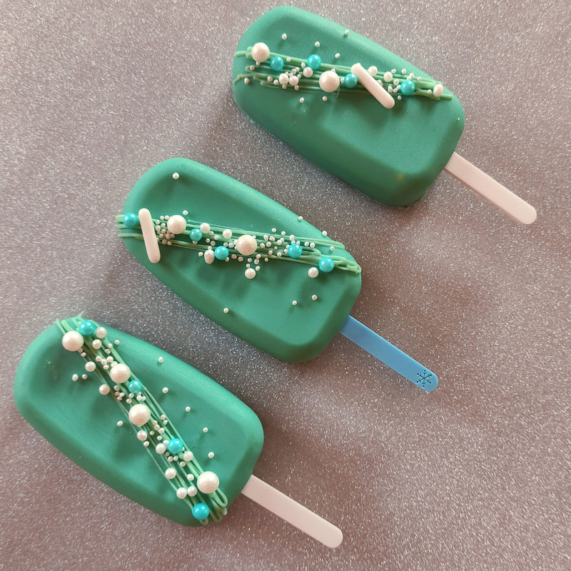 green cakesicles showing the frosty pops mini cakesicle sticks zoiandco