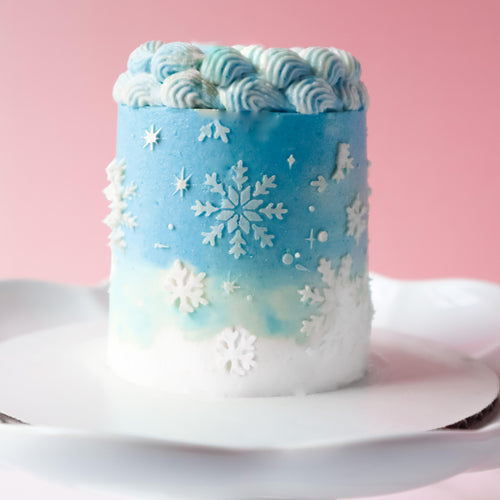 blue & white cake with the snow star cookie stencil zoiandco