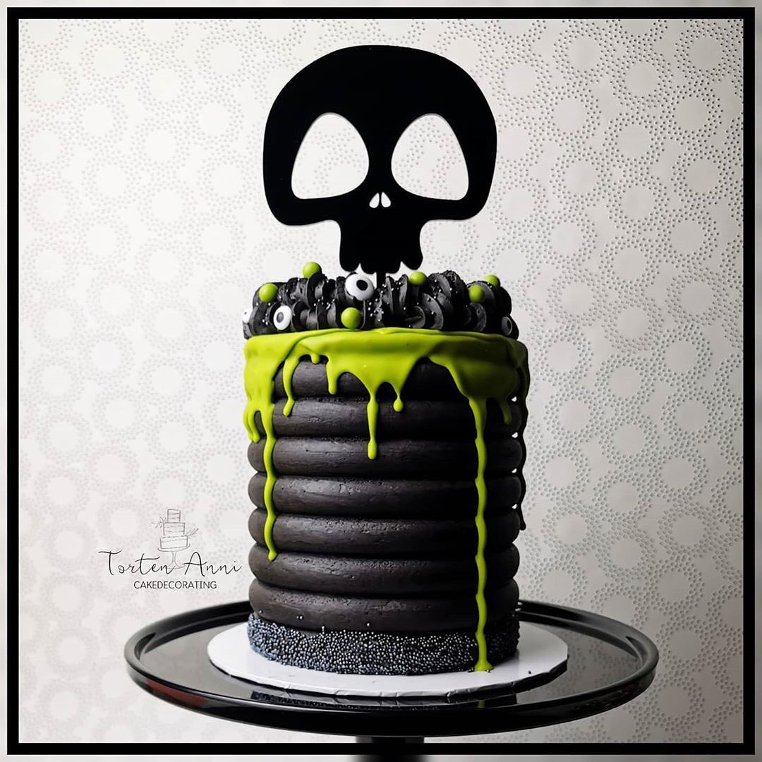 Airbrush skull cake - Decorated Cake by Becs - CakesDecor