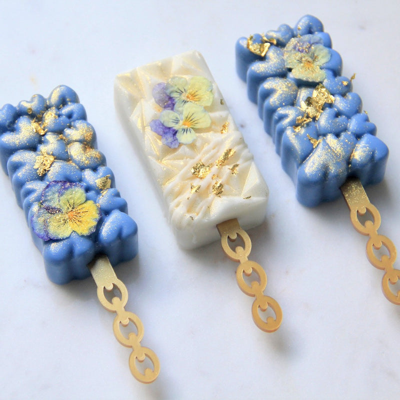 blue & cream cakesicles showing the round & chained standard cakesicle sticks zoiandco
