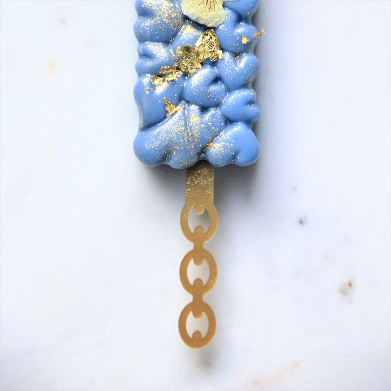 blue cakesicle showing the gold round & chained standard cakesicle sticks zoiandco