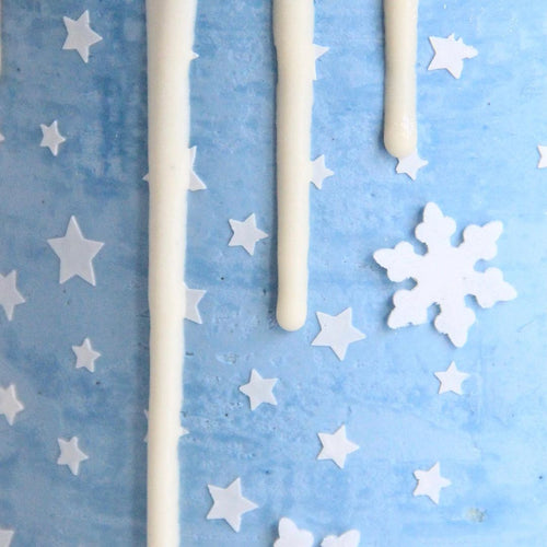 blue christmas drip cake with stars stencil close up zoiandco